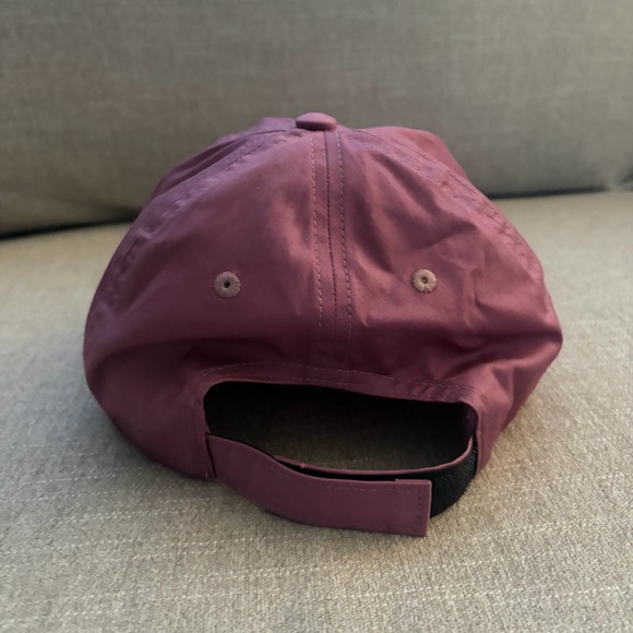 Alo Yoga Off-Duty Cap Soft Mulberry - Picture 5 of 8